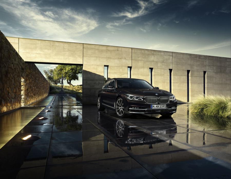  BMW 750Li xDrive Individual 2015 года  (фото 2 из 3)